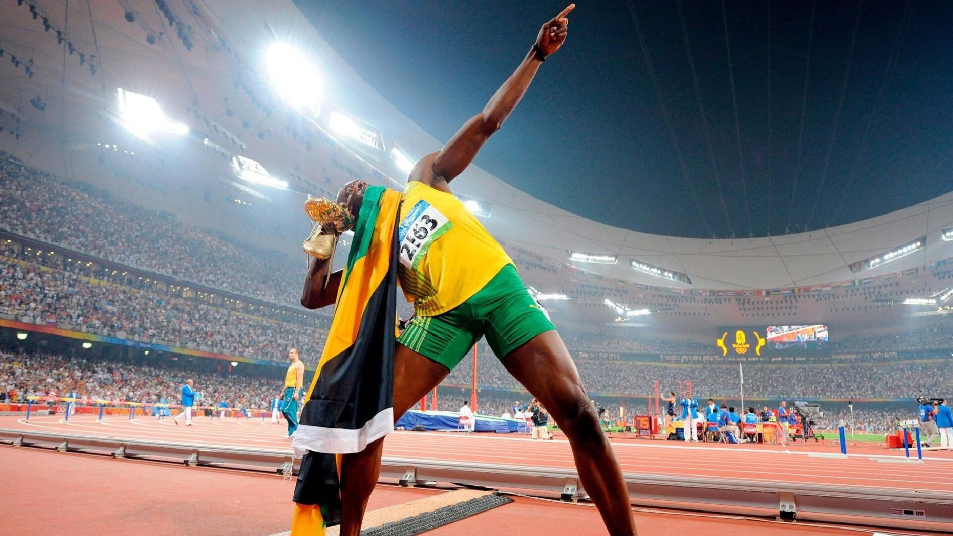 东契奇29+11+10：送约基奇式妙传被犯规后随手一扔超远命中，约契奇和东契奇合照